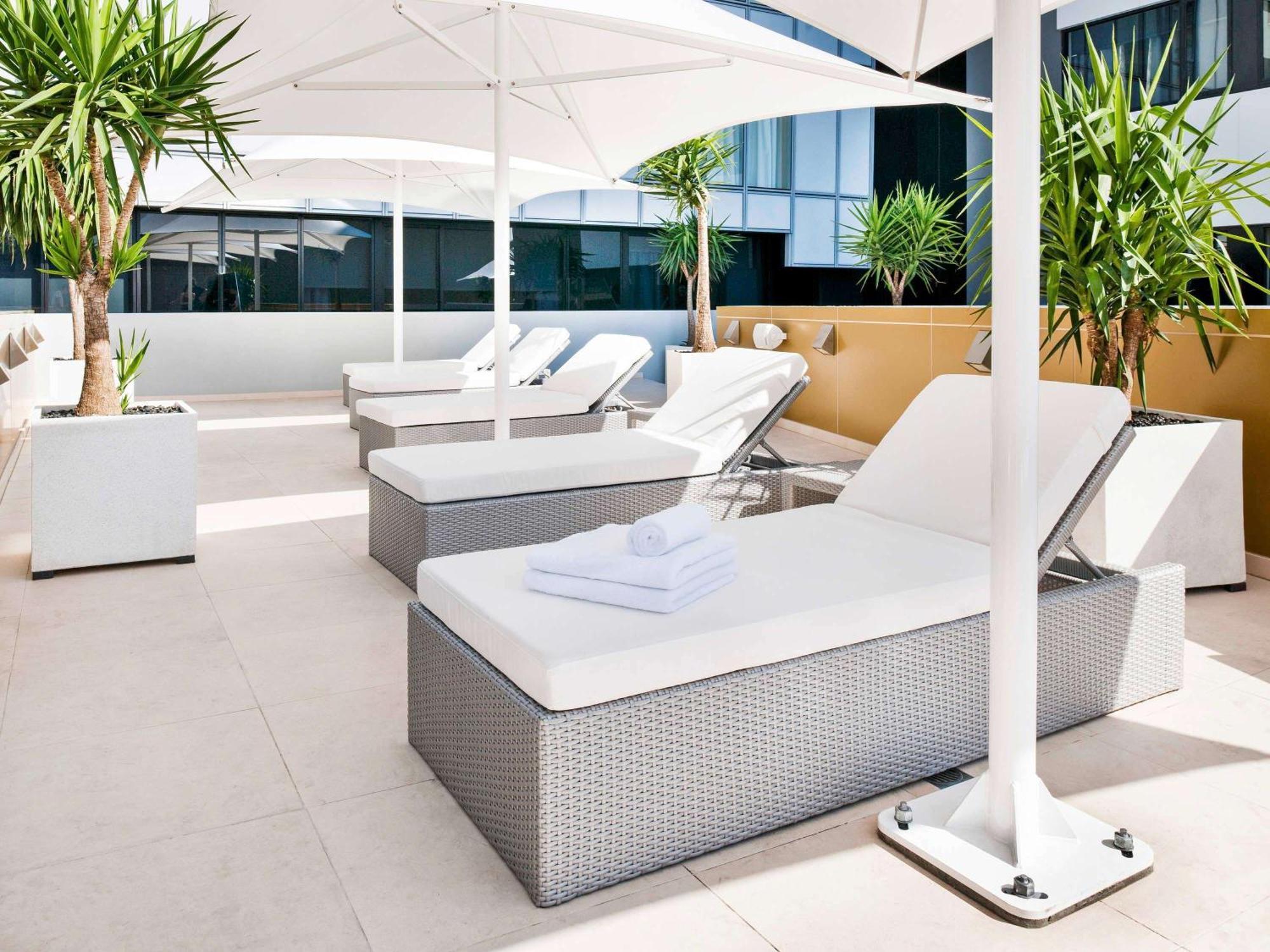 The Olsen Melbourne Art Series Esterno foto The rooftop pool at the Hotel