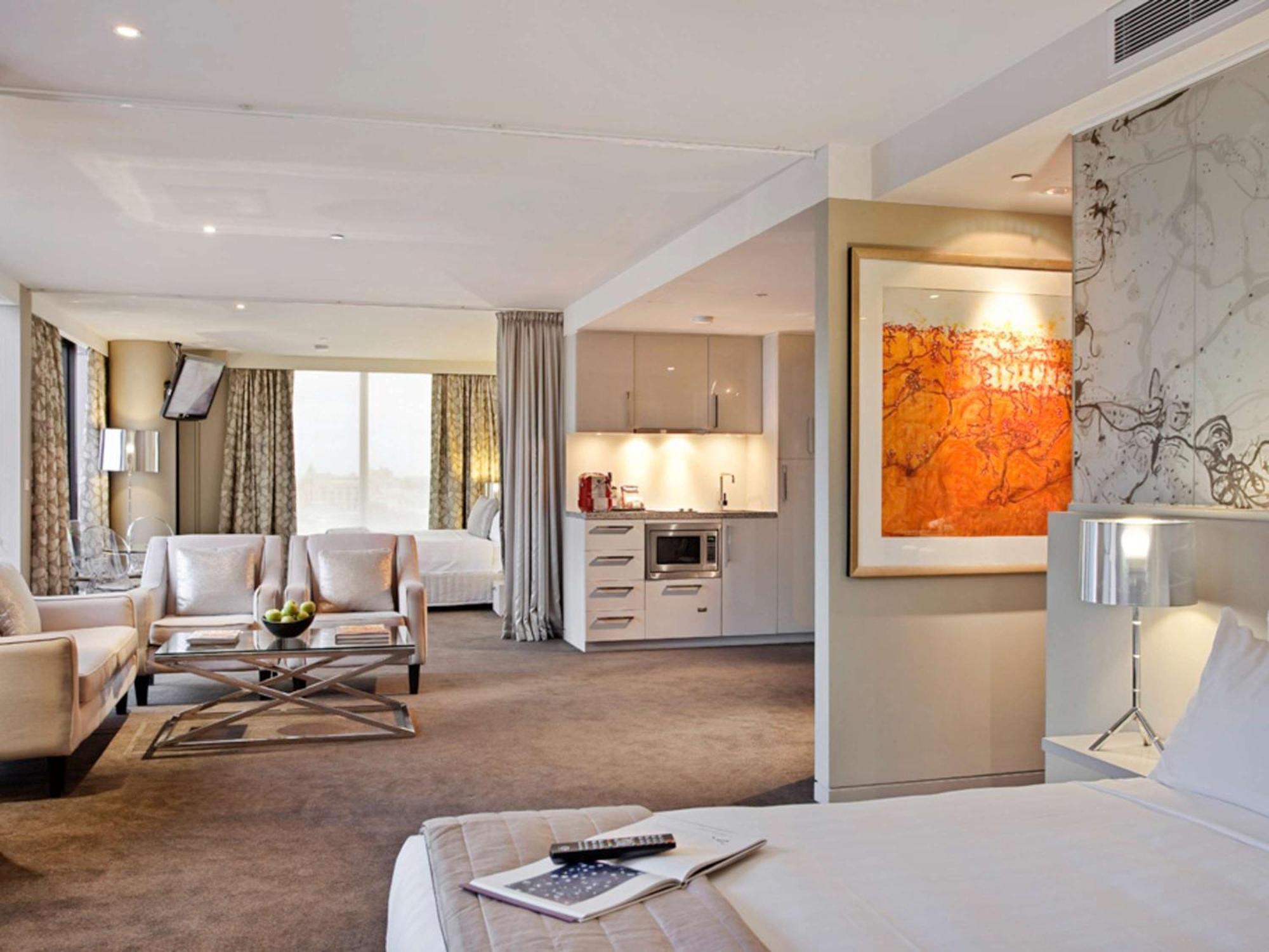 The Olsen Melbourne Art Series Esterno foto A suite at the Mandarin Oriental, Paris