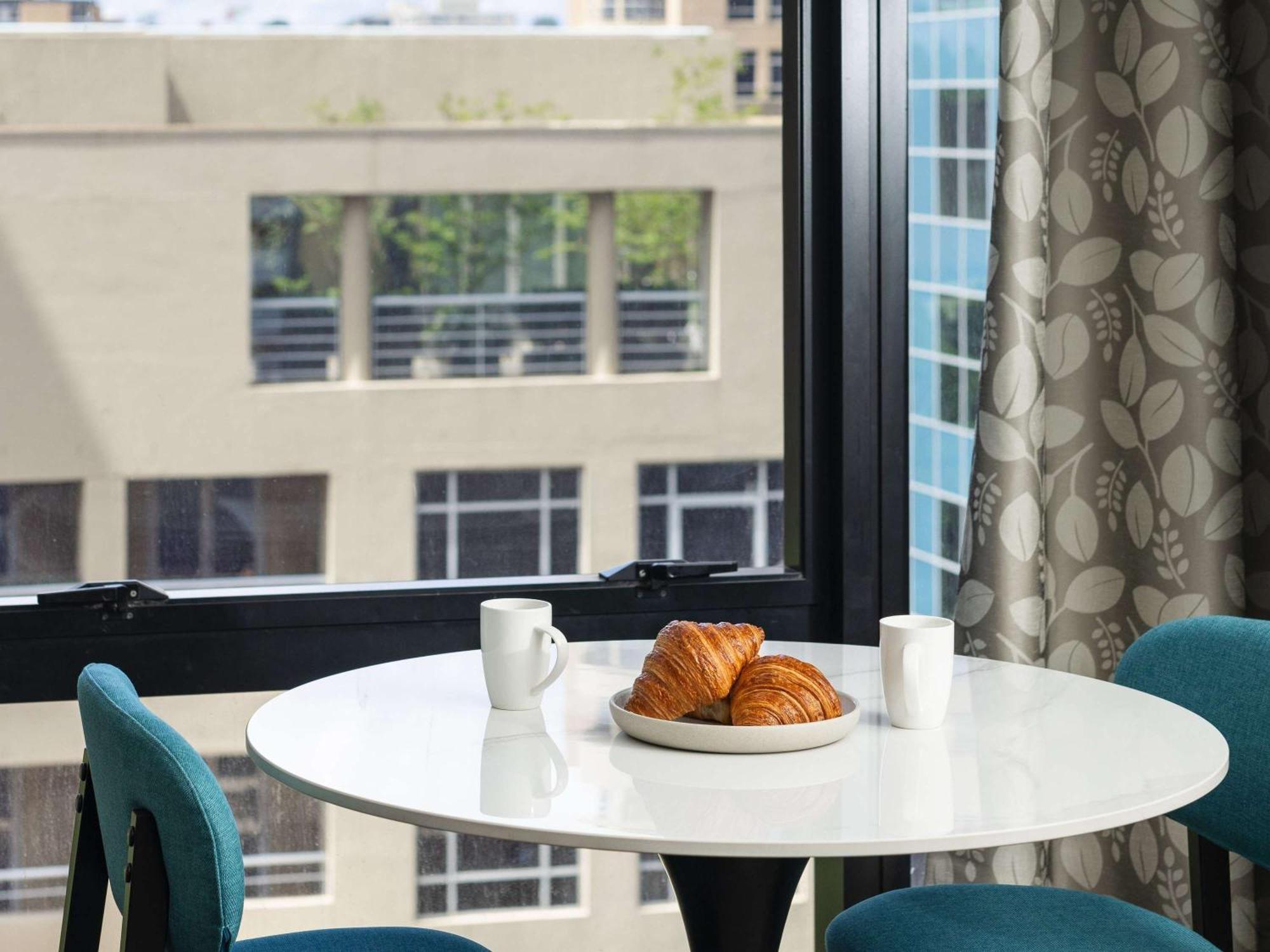 The Olsen Melbourne Art Series Esterno foto A table and chairs